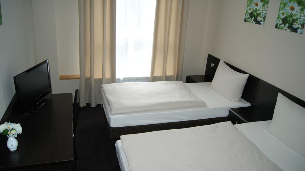 โฮเทล เพนชั่น เอเบอร์ตี Hotel เบอร์ลิน ภายนอก รูปภาพ
