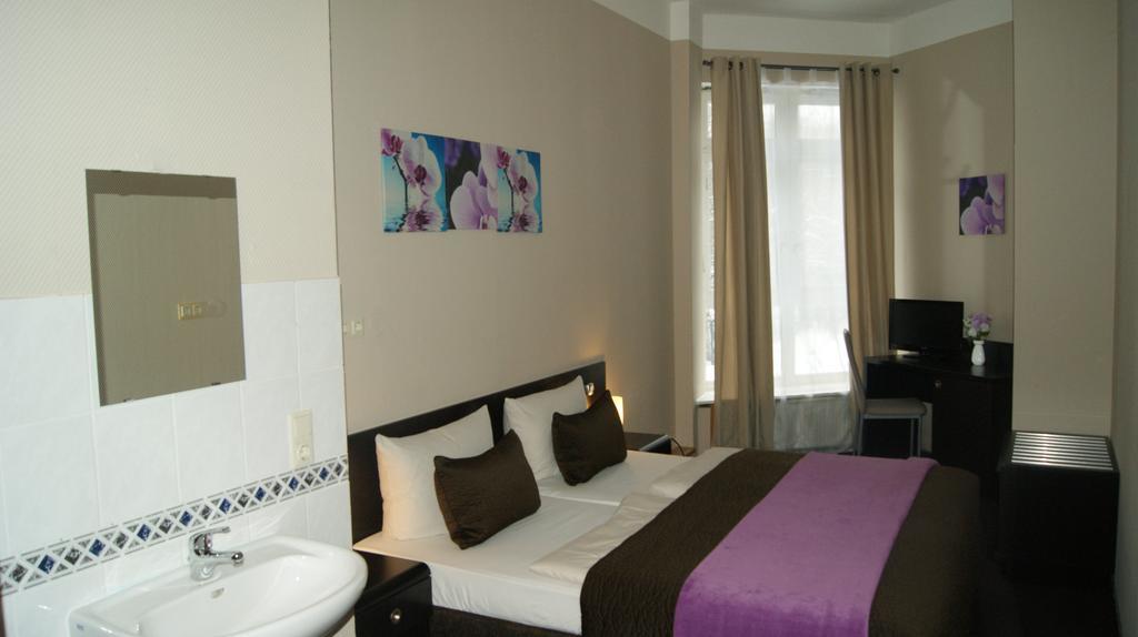 โฮเทล เพนชั่น เอเบอร์ตี Hotel เบอร์ลิน ภายนอก รูปภาพ