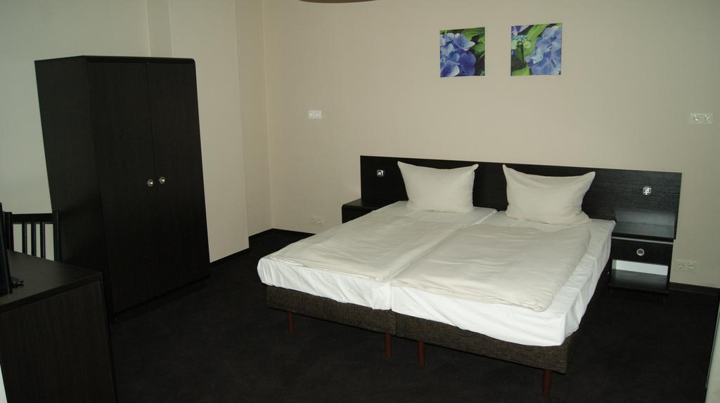 โฮเทล เพนชั่น เอเบอร์ตี Hotel เบอร์ลิน ภายนอก รูปภาพ