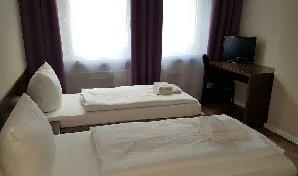 โฮเทล เพนชั่น เอเบอร์ตี Hotel เบอร์ลิน ภายนอก รูปภาพ