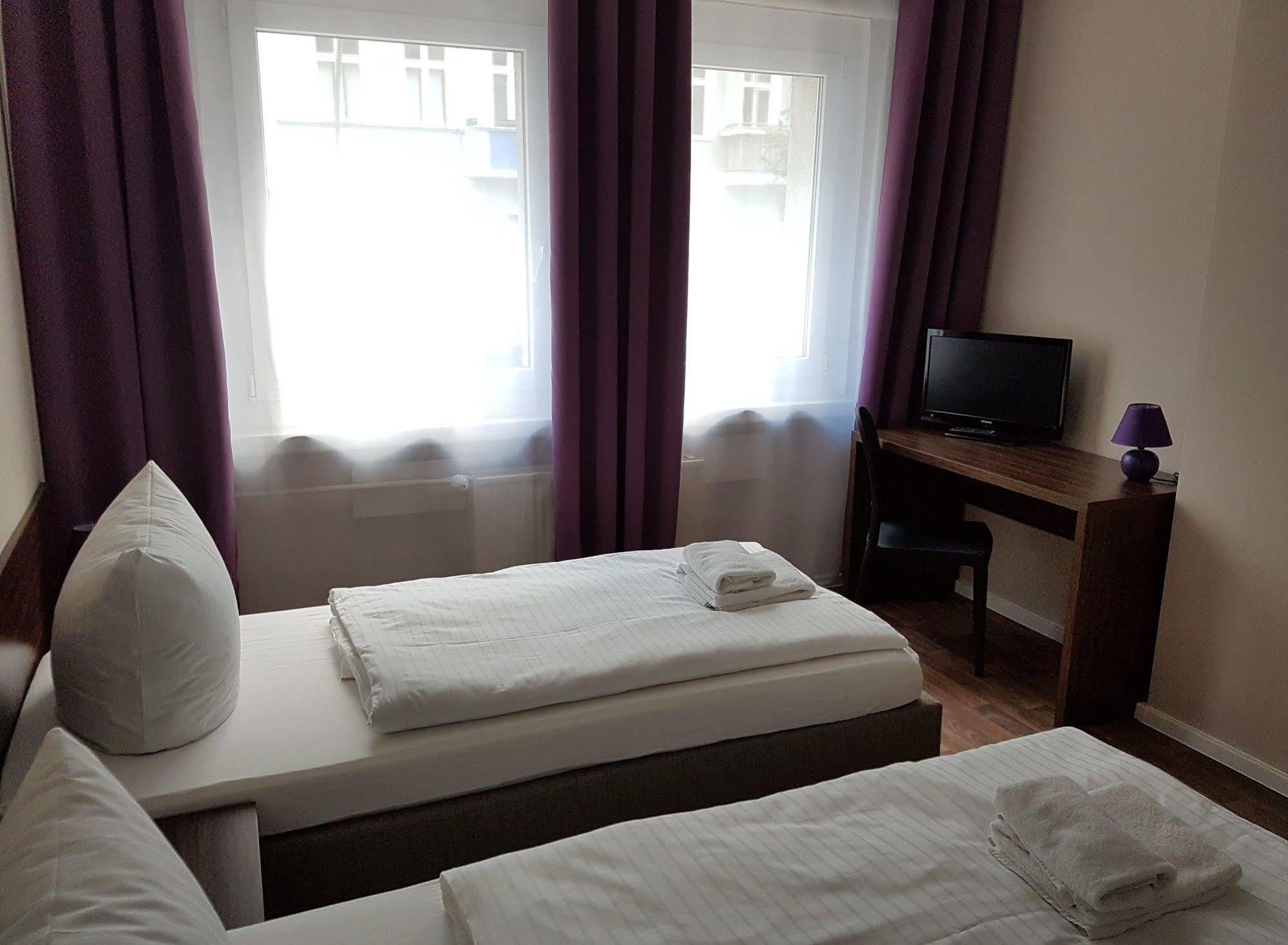 โฮเทล เพนชั่น เอเบอร์ตี Hotel เบอร์ลิน ภายนอก รูปภาพ