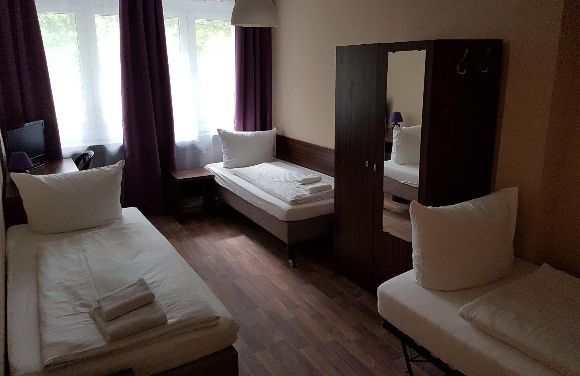 โฮเทล เพนชั่น เอเบอร์ตี Hotel เบอร์ลิน ภายนอก รูปภาพ