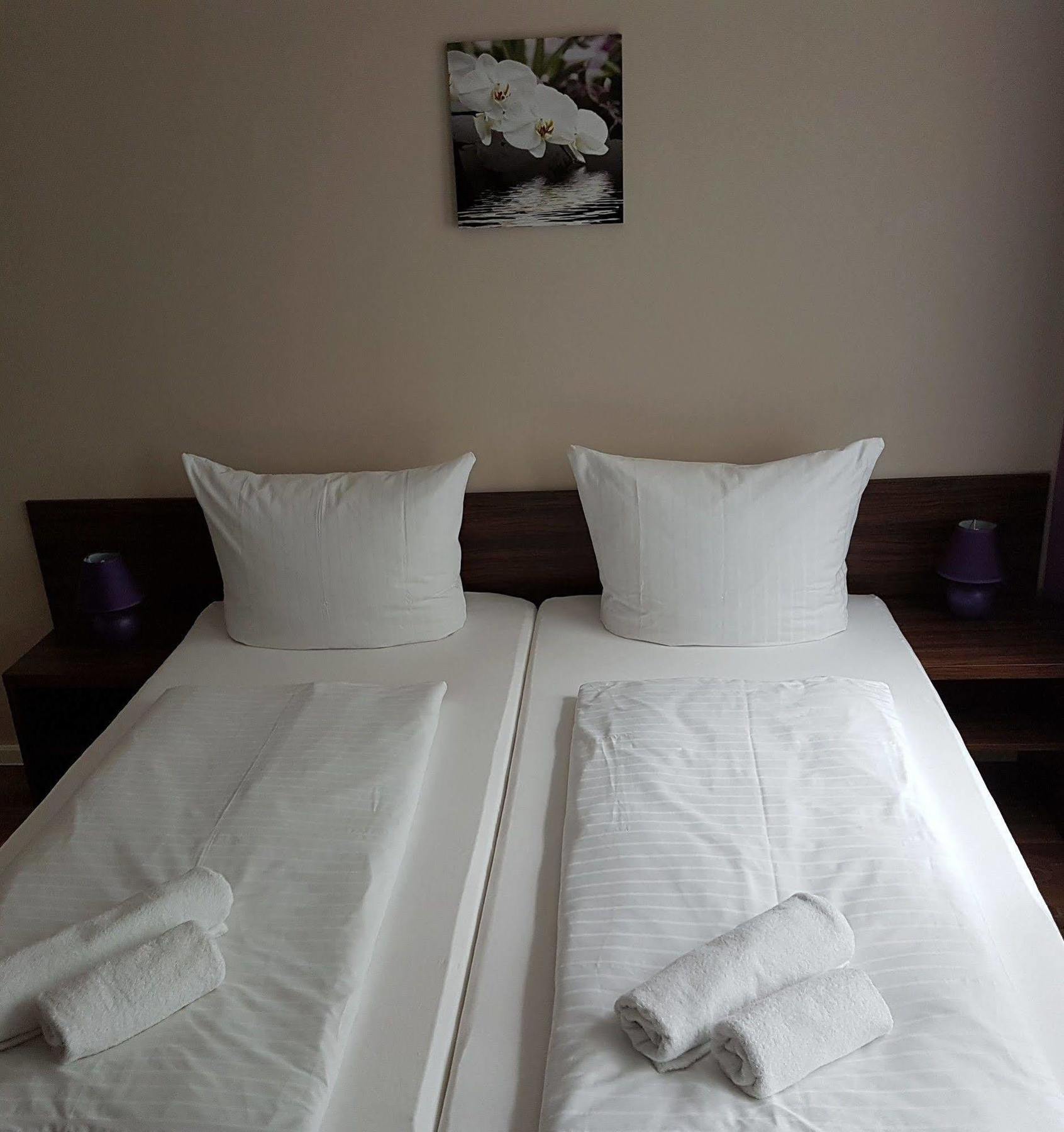 โฮเทล เพนชั่น เอเบอร์ตี Hotel เบอร์ลิน ภายนอก รูปภาพ