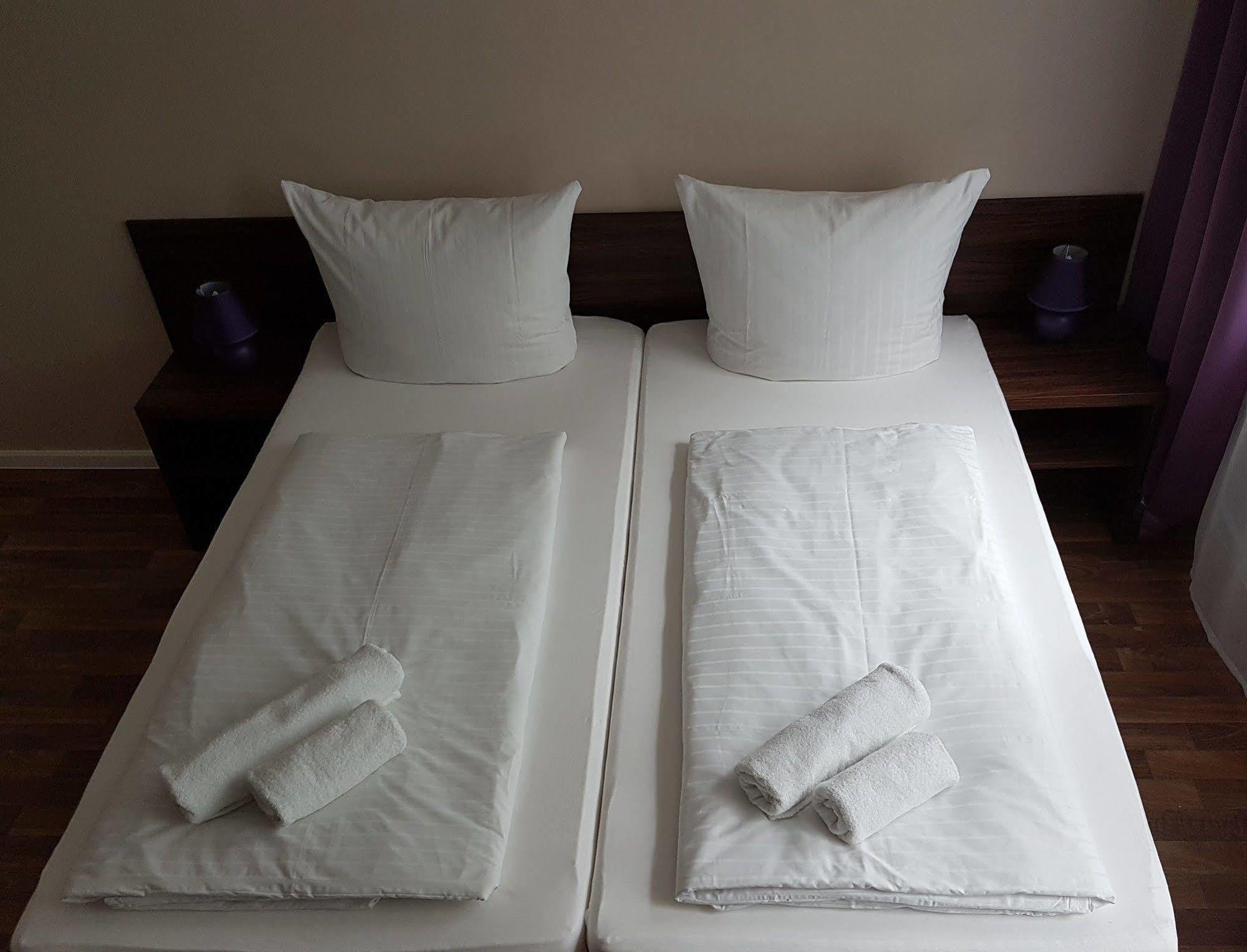 โฮเทล เพนชั่น เอเบอร์ตี Hotel เบอร์ลิน ภายนอก รูปภาพ
