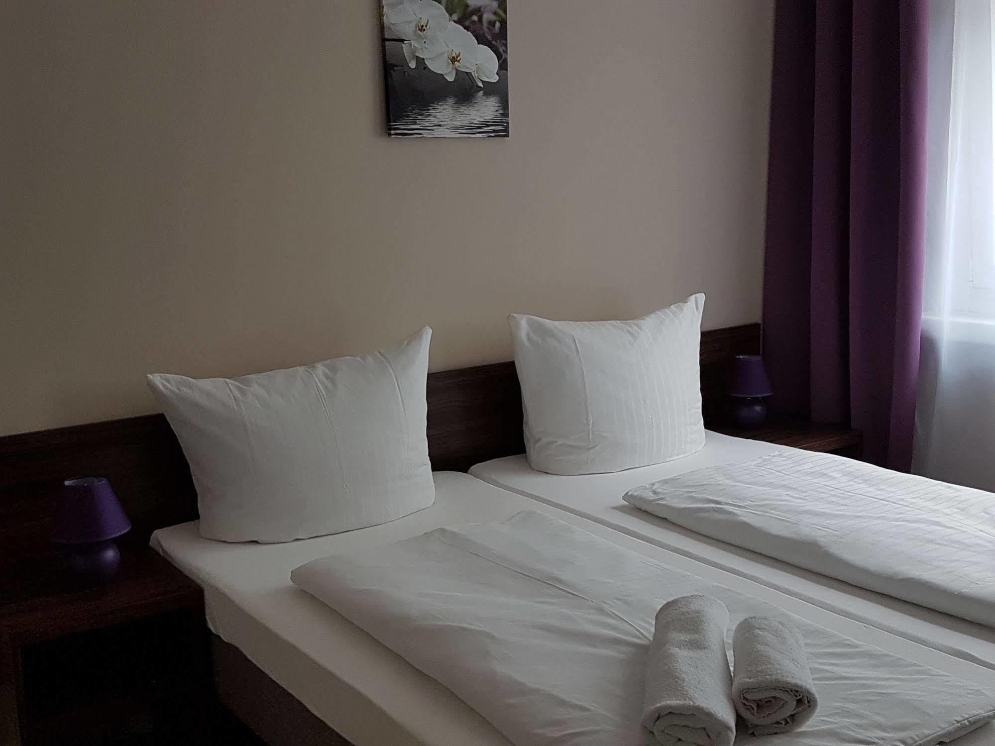 โฮเทล เพนชั่น เอเบอร์ตี Hotel เบอร์ลิน ภายนอก รูปภาพ