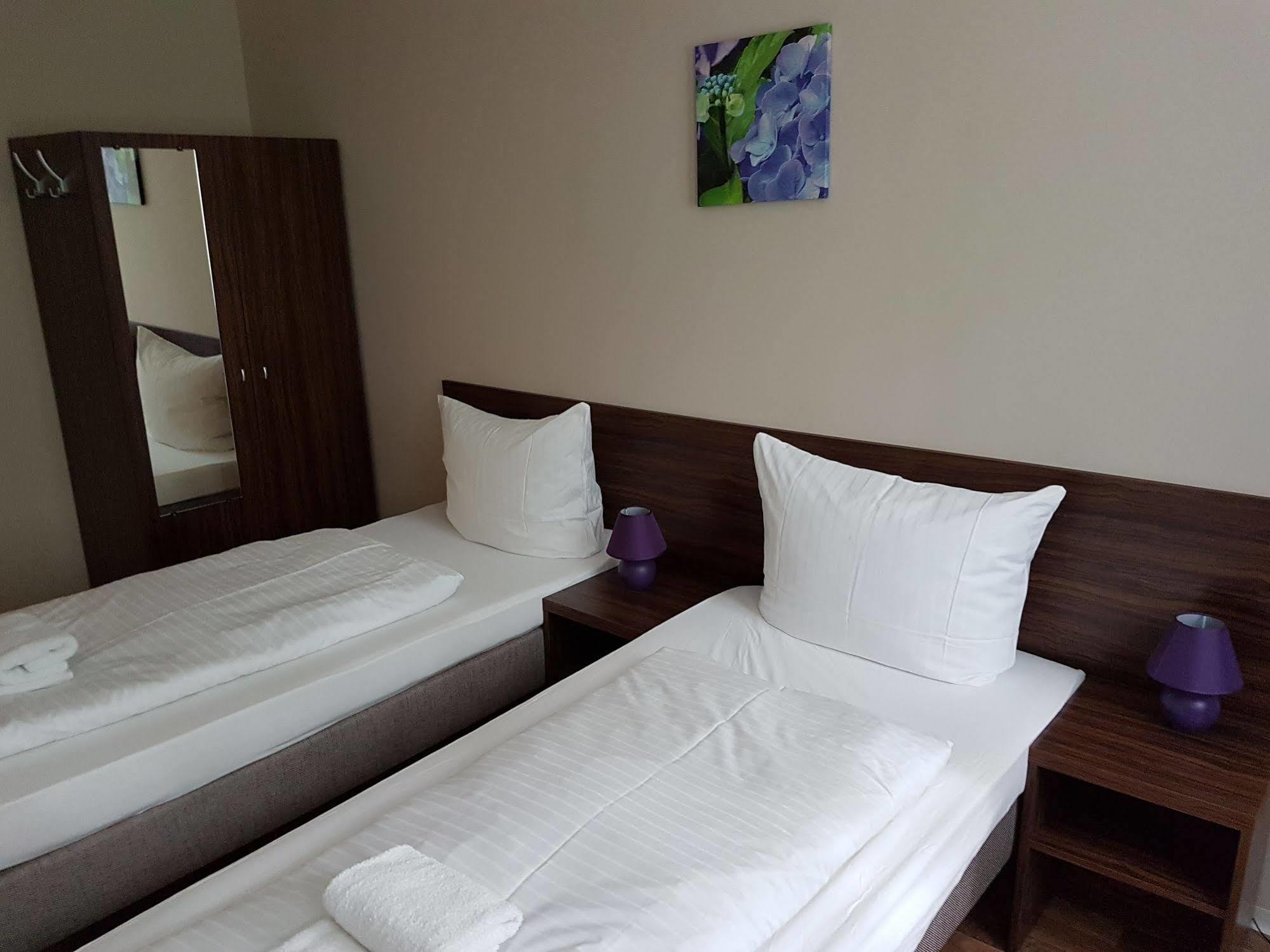 โฮเทล เพนชั่น เอเบอร์ตี Hotel เบอร์ลิน ภายนอก รูปภาพ