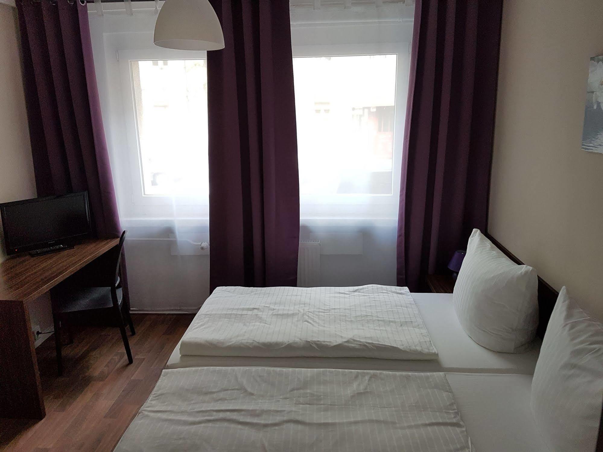 โฮเทล เพนชั่น เอเบอร์ตี Hotel เบอร์ลิน ภายนอก รูปภาพ