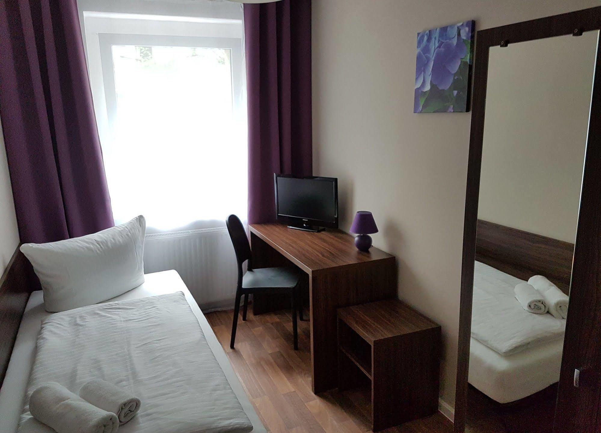 โฮเทล เพนชั่น เอเบอร์ตี Hotel เบอร์ลิน ภายนอก รูปภาพ
