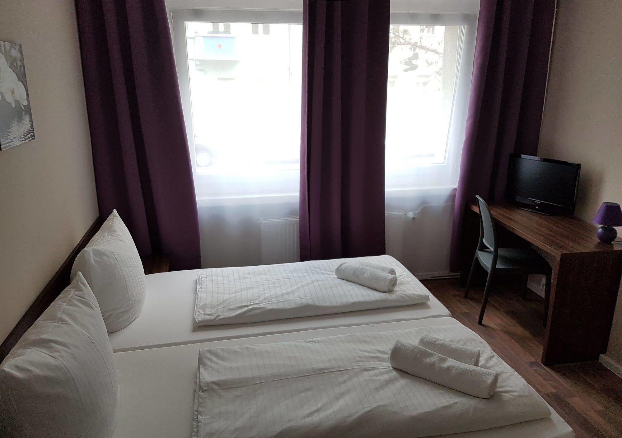 โฮเทล เพนชั่น เอเบอร์ตี Hotel เบอร์ลิน ภายนอก รูปภาพ