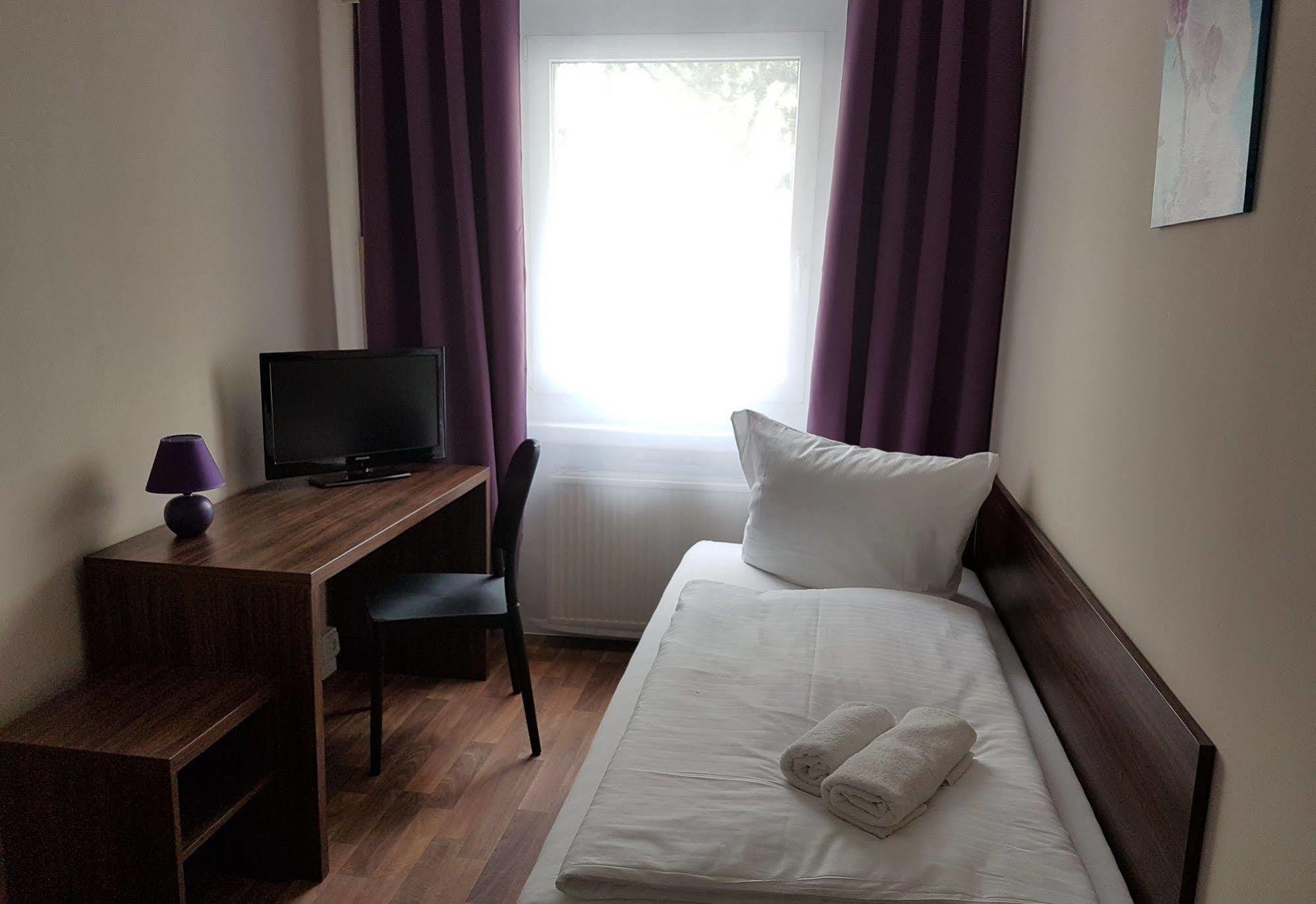 โฮเทล เพนชั่น เอเบอร์ตี Hotel เบอร์ลิน ภายนอก รูปภาพ